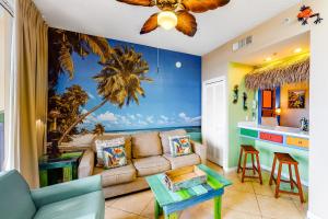 沃尔顿堡滩Destin West Resort - Gulfside V305的带沙发和棕榈树壁画的客厅