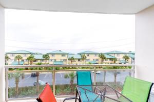 沃尔顿堡滩Destin West Resort - Gulfside V305的阳台配有椅子,享有海景。