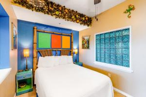 沃尔顿堡滩Destin West Resort - Gulfside V305的一间卧室设有一张床和一个窗口