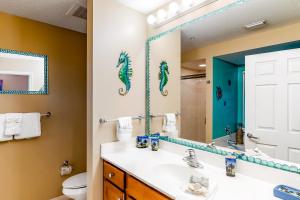 沃尔顿堡滩Destin West Resort - Gulfside V305的一间带水槽和镜子的浴室