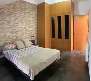LousameCasa da Ponte San Francisco的一间卧室设有一张大床和砖墙