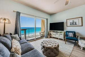 沃尔顿堡滩Pelican Isle 606的带沙发和大窗户的客厅