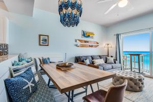 沃尔顿堡滩Pelican Isle 606的用餐室以及带桌椅的起居室。