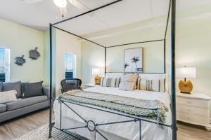 沃尔顿堡滩Pelican Isle 606的一间卧室配有一张床和一张沙发