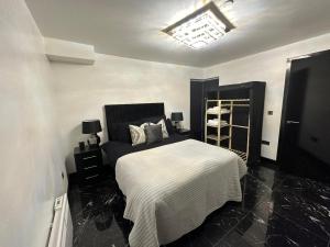 布雷得佛Centenary Apartments的一间卧室配有一张带黑白毯子的床