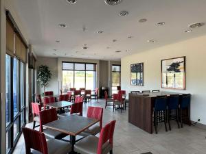 Jackson杰克逊开普吉拉多康福特套房酒店的用餐室设有桌椅和窗户。