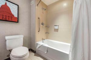 麦迪逊Cambria Hotel Madison East的浴室配有白色卫生间和浴缸。