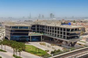 利雅德Radisson Blu Hotel Riyadh Convention and Exhibition Center的一座位于城市的公园内的大型建筑