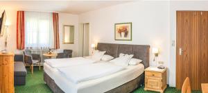 鲁波尔丁Hotel Steffl Garni的卧室配有一张白色大床