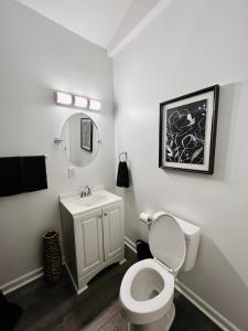 马修斯The Double Door Inn - Unit 1的白色的浴室设有卫生间和水槽。