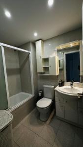 艾姆布里亚布拉瓦Apartamento con vistas a mar y canal. Empuriabrava的浴室配有卫生间、淋浴和盥洗盆。