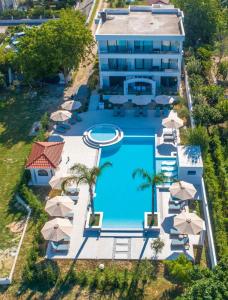 乌尔齐尼Apartments Stanaj的享有酒店空中景致,设有游泳池和遮阳伞