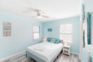 斩魔山Offshore Oasis KDH101的一间蓝色卧室,配有床和2个窗户