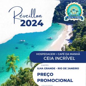 阿拉夏奇巴海滩Pousada Tropical Araçatiba的海滩上的海报,船上有船只