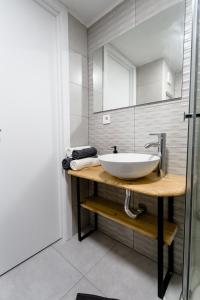 贝尼多姆Modern studio with see and city view的浴室设有白色水槽和镜子