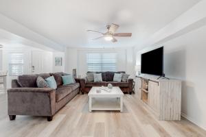 南帕诸岛Lazy Seagull Beach House的带沙发和平面电视的客厅