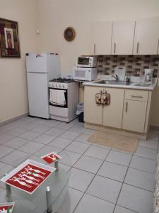 阿雷西博Casa de Campo Rio Arriba的厨房配有炉灶和冰箱。