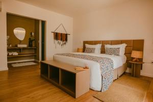 费尔南多 - 迪诺罗尼亚海豚酒店的一间卧室配有一张大床和镜子