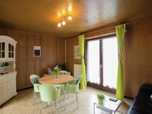 塞尔方丹皮尔罗勒度假屋的一间带桌椅和窗户的用餐室