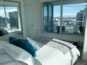 温哥华Downtown 3br/2ba+Views+Skytrain+Free Parking的一间市景卧室,配有一张床