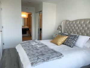 温哥华Downtown 3br/2ba+Views+Skytrain+Free Parking的一张带黑白棉被和枕头的床