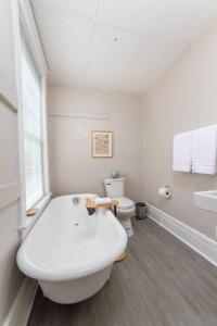 斯波坎Renovated 2 bed 2 bath Near Arena and Downtown的白色的浴室设有浴缸和卫生间。