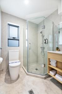 奥克兰贝斯韦斯特纽兹马肯特酒店及套房的带淋浴、卫生间和盥洗盆的浴室