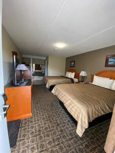 Angus安格斯汽车旅馆的酒店客房设有两张床和一台平面电视。