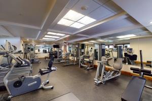范尔Lion Square Lodge South 257的健身房设有数台跑步机和有氧运动器材