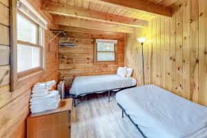 MontgomeryModern Log Chalet - Upper Level的小木屋内带两张床的房间