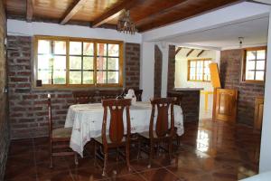 拉塔昆加Rumipaxi Lodge的一间配备有白色桌椅的用餐室