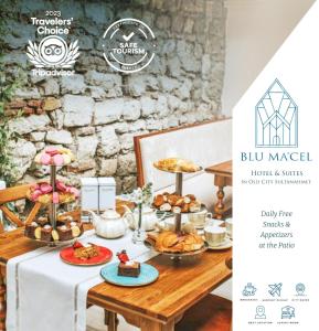 伊斯坦布尔Blu Macel Hotel & Suites -Old City Sultanahmet的一张桌子,上面有自助餐