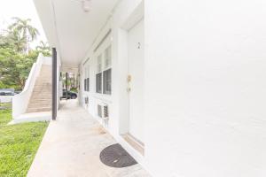 劳德代尔堡Fort Lauderdale Studio - 5 minutes Las Olas Beach的白色的房子,有门和人行道