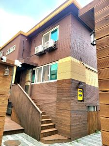 首尔Good Guesthouse的一座带楼梯和围栏的房子