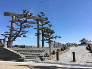 桑名市machiyado Kuwanajuku Honmachi 10的海滩上树木繁茂的楼梯