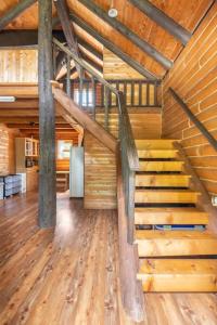 那须盐原市COTTAGE SaY的小屋内的客房铺有木地板,设有楼梯。