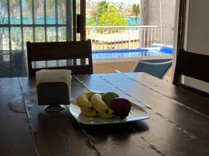 圣卡洛斯Vista al mar y alberca privada en Sector Bahía的桌子上一盘香蕉和苹果