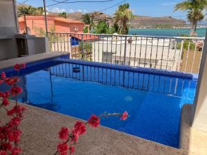圣卡洛斯Vista al mar y alberca privada en Sector Bahía的蓝色的海景游泳池