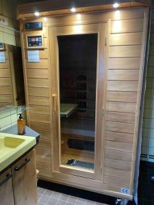 托尔尼奥Luxury 2-3BR Tornio city Apparment的浴室里设有玻璃门淋浴