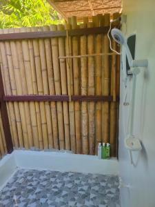 TocdocMarquis garden Eco-cottages的带淋浴的浴室内的竹围