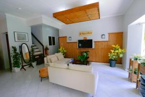 巴斯科Villa de Babat的客厅配有白色家具和平面电视