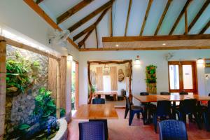 巴斯科Villa de Babat的用餐室配有木桌和椅子