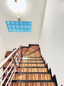 芭东海滩88 House Patong的建筑中的一个楼梯,有蓝色的窗户