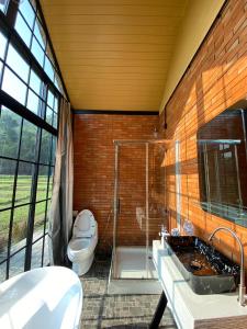 Ban Huai RinThe Maewin Coffee & Cottage Economy Double Room的一间带卫生间和玻璃淋浴间的浴室