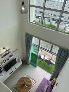 伯恩仓Sweet Homestay 3RM @ Penthouse Apartment in Brinchang的客厅设有大窗户和桌子