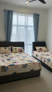 伯恩仓Sweet Homestay 3RM @ Penthouse Apartment in Brinchang的一间卧室设有两张床和窗户。