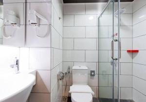 怡保Hotel Pi Ipoh的浴室配有卫生间、盥洗盆和淋浴。