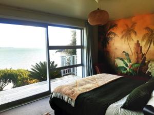 奥克兰Once Upon a Tide的卧室设有海景大窗户