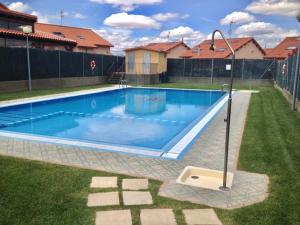 AgoncilloChalet Lujo Logroño的院子里的大型游泳池