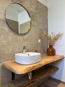 Petreto-BicchisanoA PIAZZOLA的浴室设有白色水槽和镜子